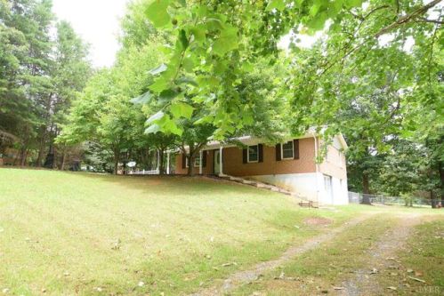 81 Candlemakers Ln, Rustburg, VA 24588-3481