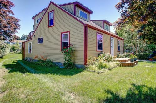 14 Hart St, Middletown, RI 02842-4810