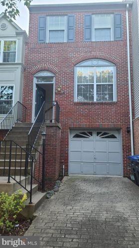 2414 Simpkins Farm Dr, Herndon, VA 20171-4309