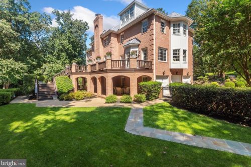 10009 Windy Hollow Rd, Great Falls, VA 22066-3547