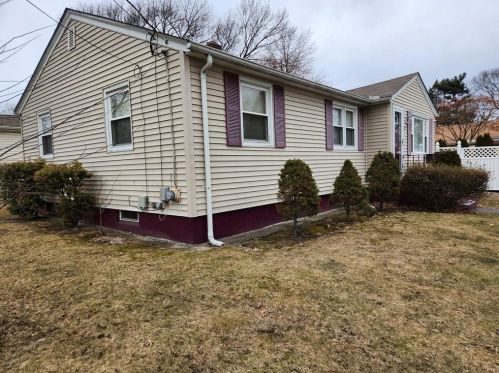 41 Sinclair Ave, Providence, RI 02907-3527