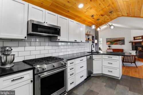 1034 Toms Knob Approach, Lost City WV 26810-8428 exterior