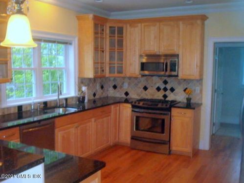 24 Buena Vista Dr, Greenwich CT  06831-4211 exterior