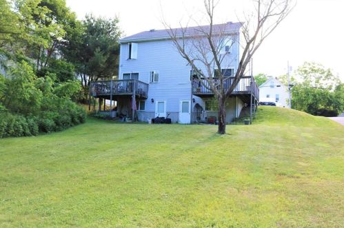 21 Pearl St, Westerly, RI 02891-1605