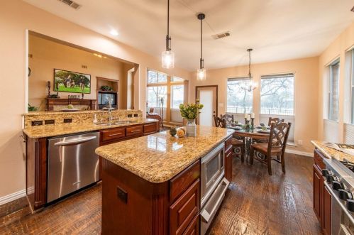 3609 Cimarron Dr, Carrollton TX 75007-6304 exterior