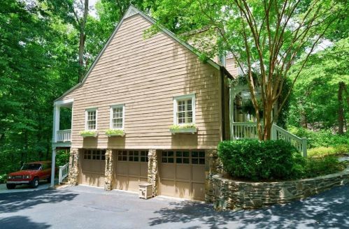 1574 Cave Rd, Atlanta GA  30327-3120 exterior