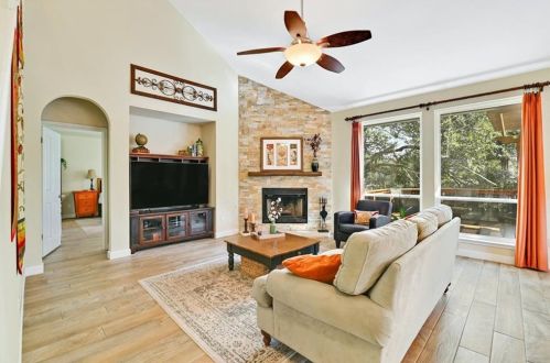 7036 Auckland Dr, Austin TX  78749-4167 exterior