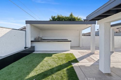 300 Brookhurst St, Anaheim CA  92801-5608 exterior