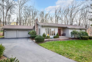 186 Candlelight Dr, Glastonbury, CT 06033-2561