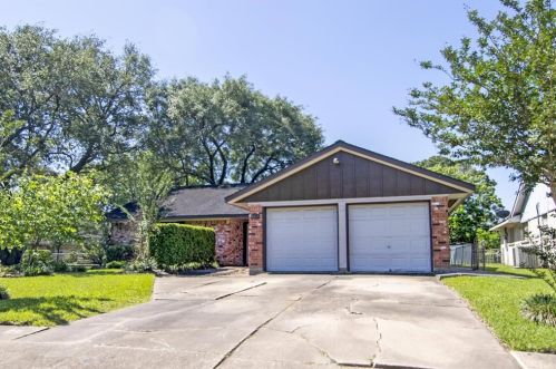 4804 Plum St, Pearland, TX 77581-3838
