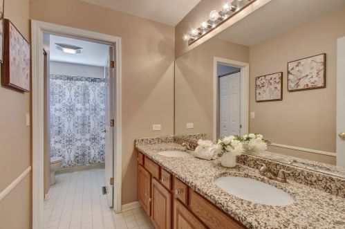 7272 Presidential Dr, Gurnee IL  60031-5302 exterior