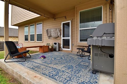 1065 Four Seasons Farm Dr, Uhland TX 78640-5765 exterior