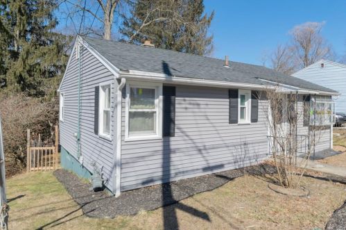 45 Brookview Ave, Waterbury, CT 06706-2705