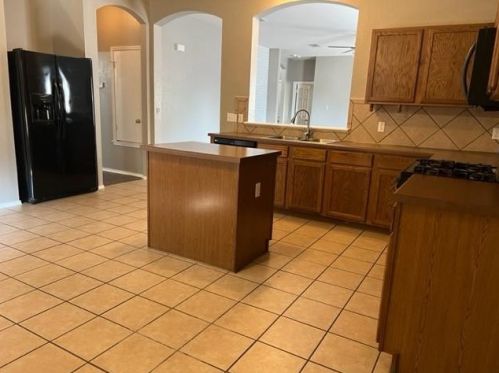 101 Rodeo Cv, Uhland TX  78640-5577 exterior