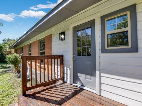 7607 Creston Ln, Austin TX  78752-1326 exterior