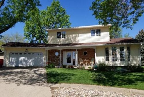 206 Fairway Dr, Yankton, SD 57078-1723