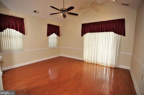 6 Hummingbird Dr, Trenton NJ  08690-3557 exterior