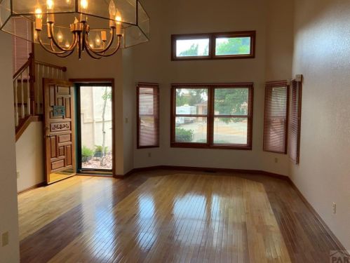 9 Swift Arrow Ct, Pueblo, CO 81001-1810