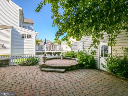 60 Calmes St, Charles Town, WV 25414-5385