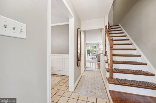 2406 Albot Rd, Herndon, VA 20191-3020