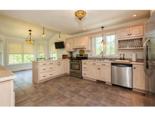 1045 Bridge St, Pelham, NH 03076-4602