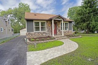 35564 Wilson Rd, Volo, IL 60041-8515