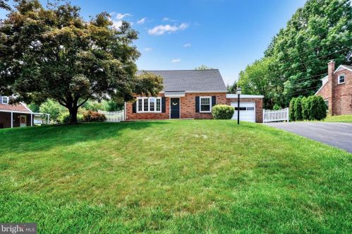 720 Hammond Rd, York, PA 17406-2323