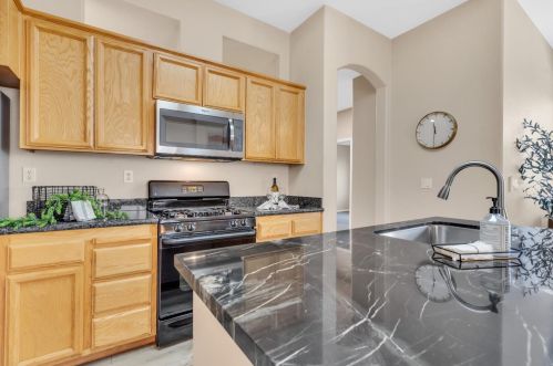 9645 Holly Creek Ct, Elk Grove, CA 95757-8309