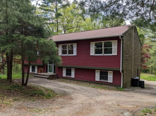 25 Heywood Ln, Providence, RI 02919-1811