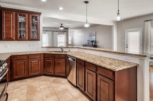 4285 Indian Run Dr, Carrollton TX 75010-3297 exterior