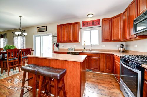 708 Bay Shore Dr, Pingree Grove IL  60140-9144 exterior