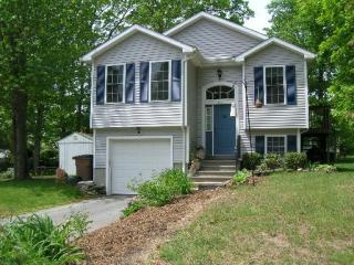 46 Edgewood Rd, Niantic, CT 06357-1917