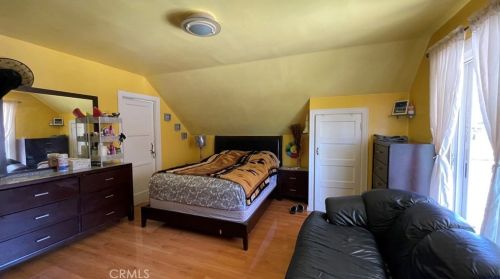 548 Oak St, Glendale CA 91204-1136 exterior