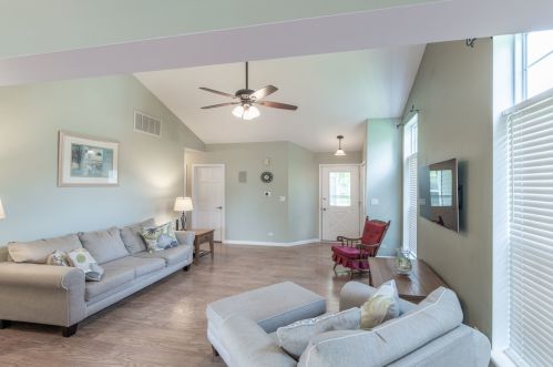 554 Northgate Cir, Oswego, IL 60543-8206