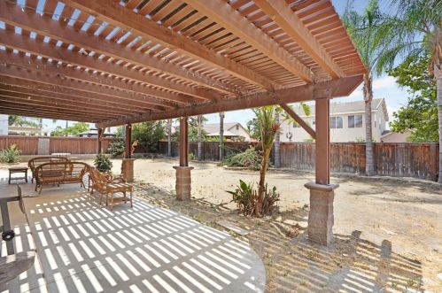 12499 Orangeblossom Ln, Riverside CA  92503-7057 exterior