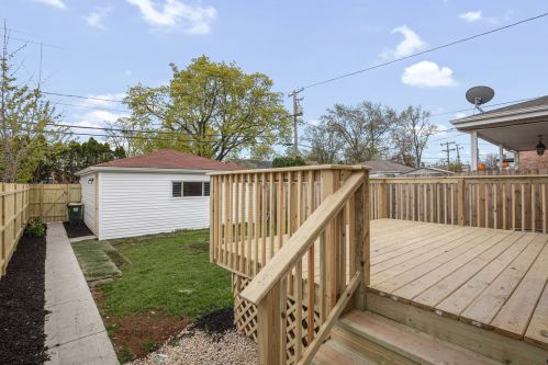 8035 Osceola Ave, Niles IL  60714-2945 exterior