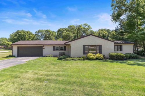 4275 Shorewood Dr, Rockford, IL 61101-9368