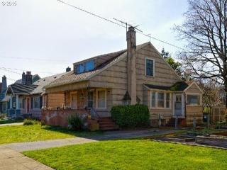 2945 48 Ave, Portland OR  97213-1833 exterior