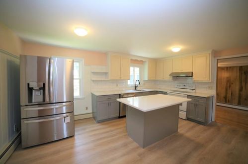 75 Eugene St, Warwick, RI 02818-2528