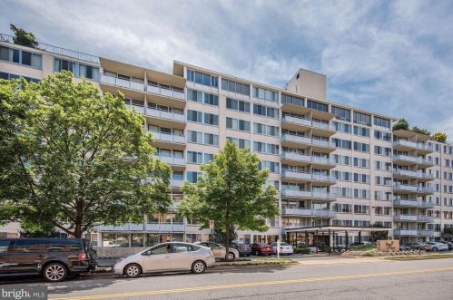 1301 Arlington Ridge Rd, Arlington VA  22202-1954 exterior