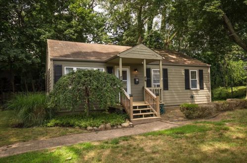 53 Valley Rd, Warwick, RI 02818-1722