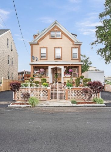 577 39th St, Paterson, NJ 07513-1033