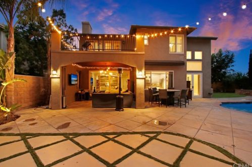 8730 Foxhollow Dr, Anaheim CA  92808-1674 exterior