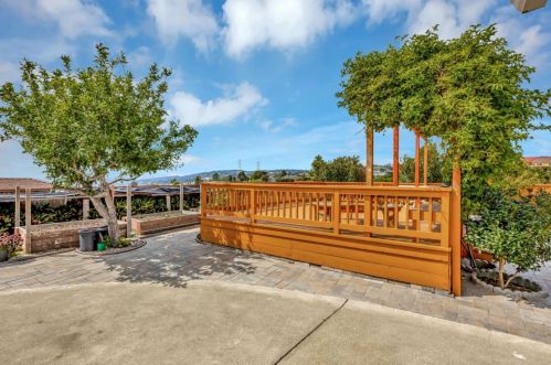 1924 Marineview Dr, San Leandro CA 94577-5315 exterior