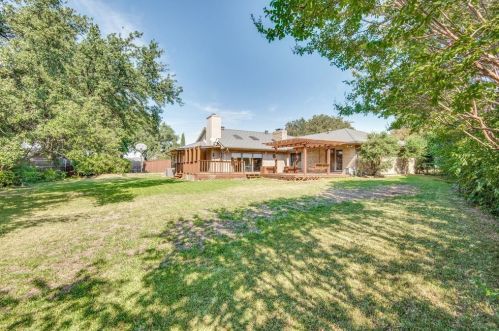 2711 Lakeview Ln, Carrollton TX exterior