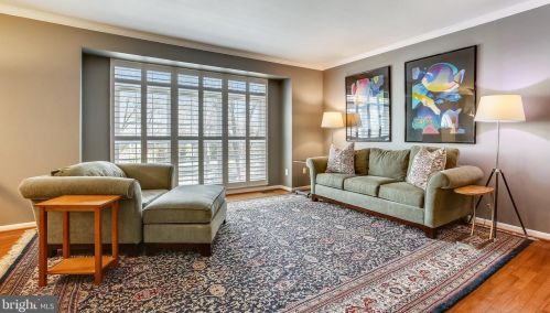 1961 Logan Manor Dr, Herndon, VA 20190-3276
