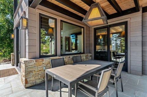 8370 Valhalla Dr, Truckee CA  96161-4296 exterior