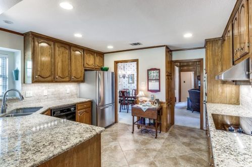 2101 Nob Hl, Carrollton TX 75006-2822 exterior