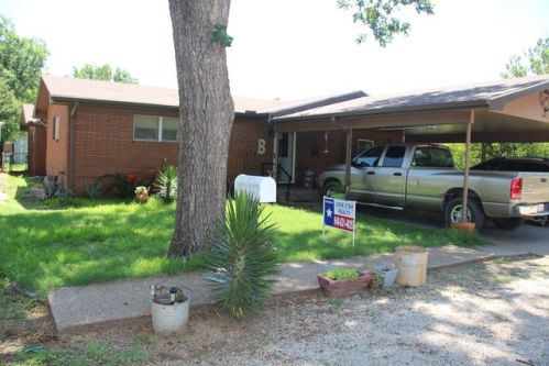 402 Donald St, Seymour, TX 76380-2010