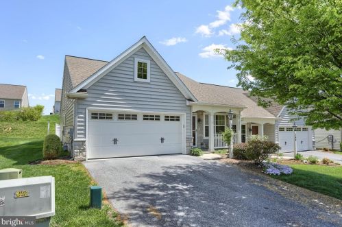 142 Waypoint Dr, Lancaster, PA 17603-5675